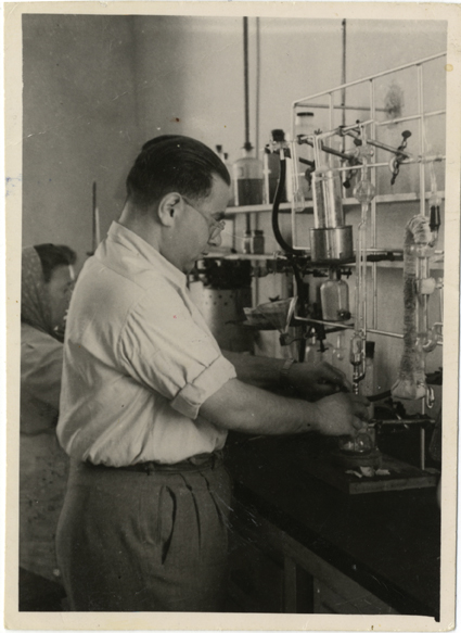 במעבדתו של פרופ' משה ויצמן באוניברסיטה העברית,1946